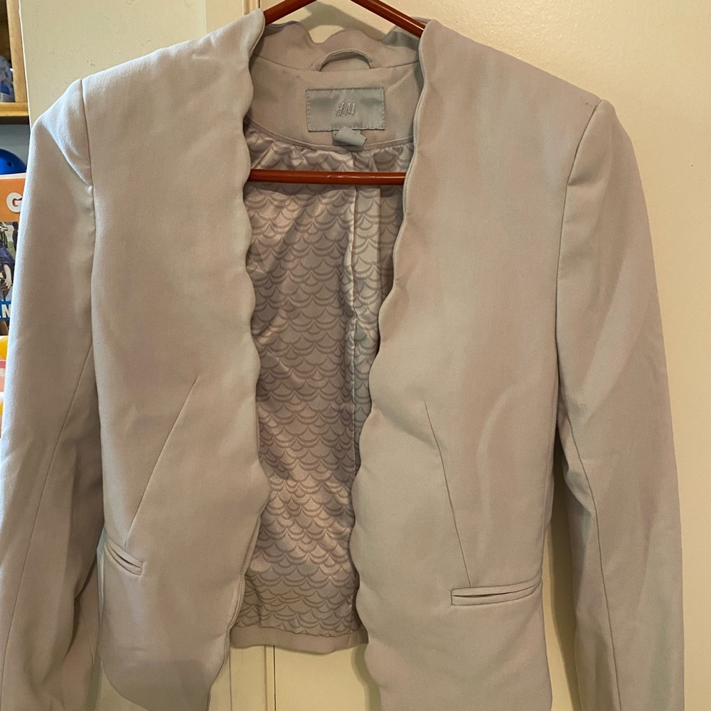 Nude blazer, in good condition size 4